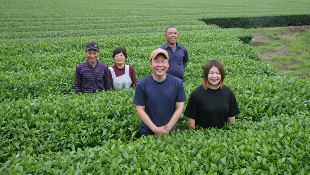 茶畑で笑顔の株式会社今隈製茶のスタッフ